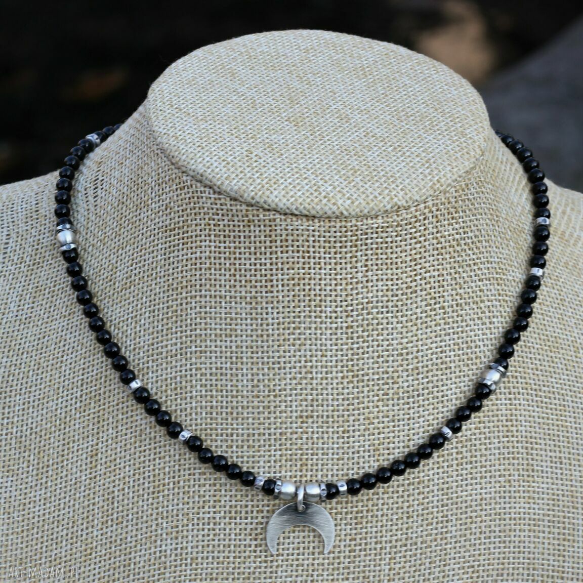 Czarny choker z onyksu z lunulą - ręcznie wycinana zawieszka z oksydowanego srebra