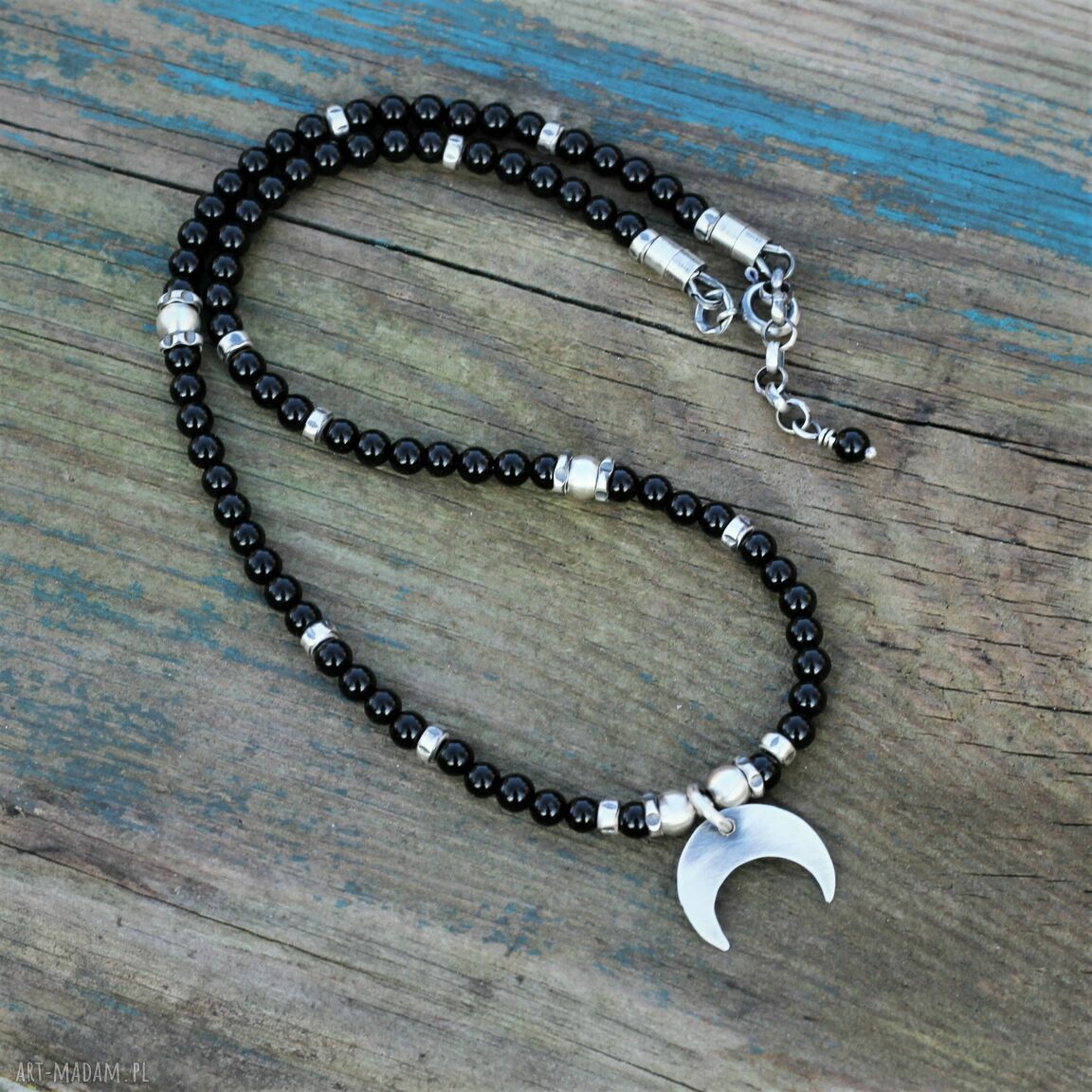 Czarny choker z onyksu z lunulą - ręcznie wycinana zawieszka z oksydowanego srebra