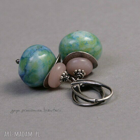 Opal w jadeitach - oksydowane kolczyki ze srebra 925 z jadeitami i opalem