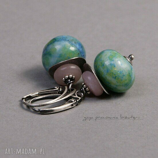Opal w jadeitach - oksydowane kolczyki ze srebra 925 z jadeitami i opalem