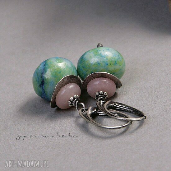 Opal w jadeitach - oksydowane kolczyki ze srebra 925 z jadeitami i opalem