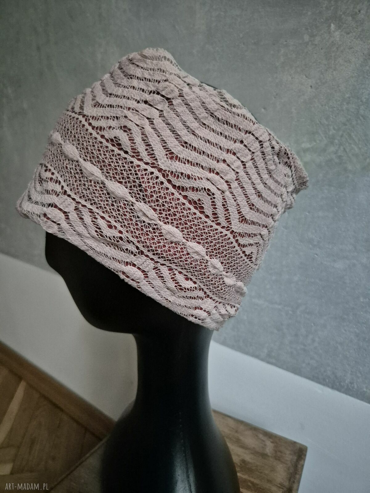 Pudrowa koronkowa opaska na głowę handmade