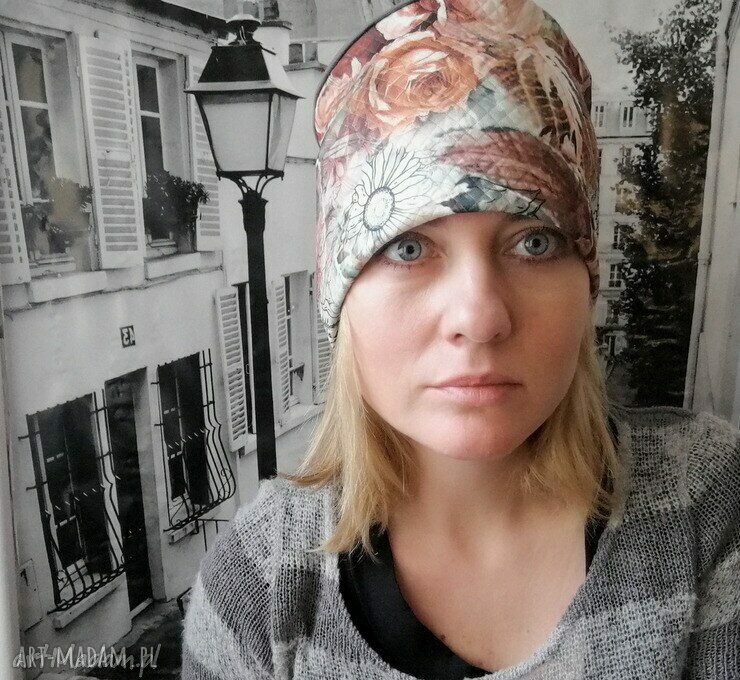 Szeroka opaska brązowo-szara w kwiaty - wiosenna dzianina dla kobiet