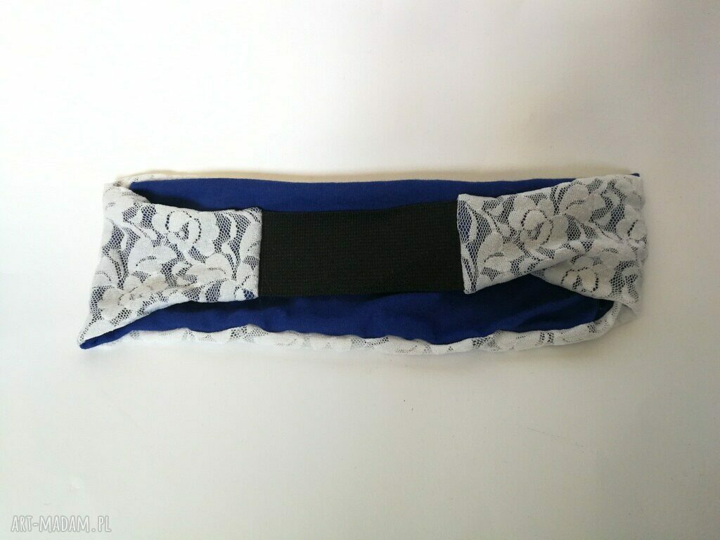 Ręcznie robiona biała opaska koronkowa na niebieskiej podszewce - rozmiar uniwersalny, 9 cm