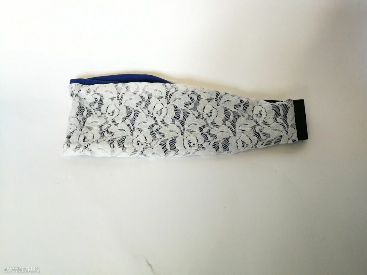 Ręcznie robiona biała opaska koronkowa na niebieskiej podszewce - rozmiar uniwersalny, 9 cm