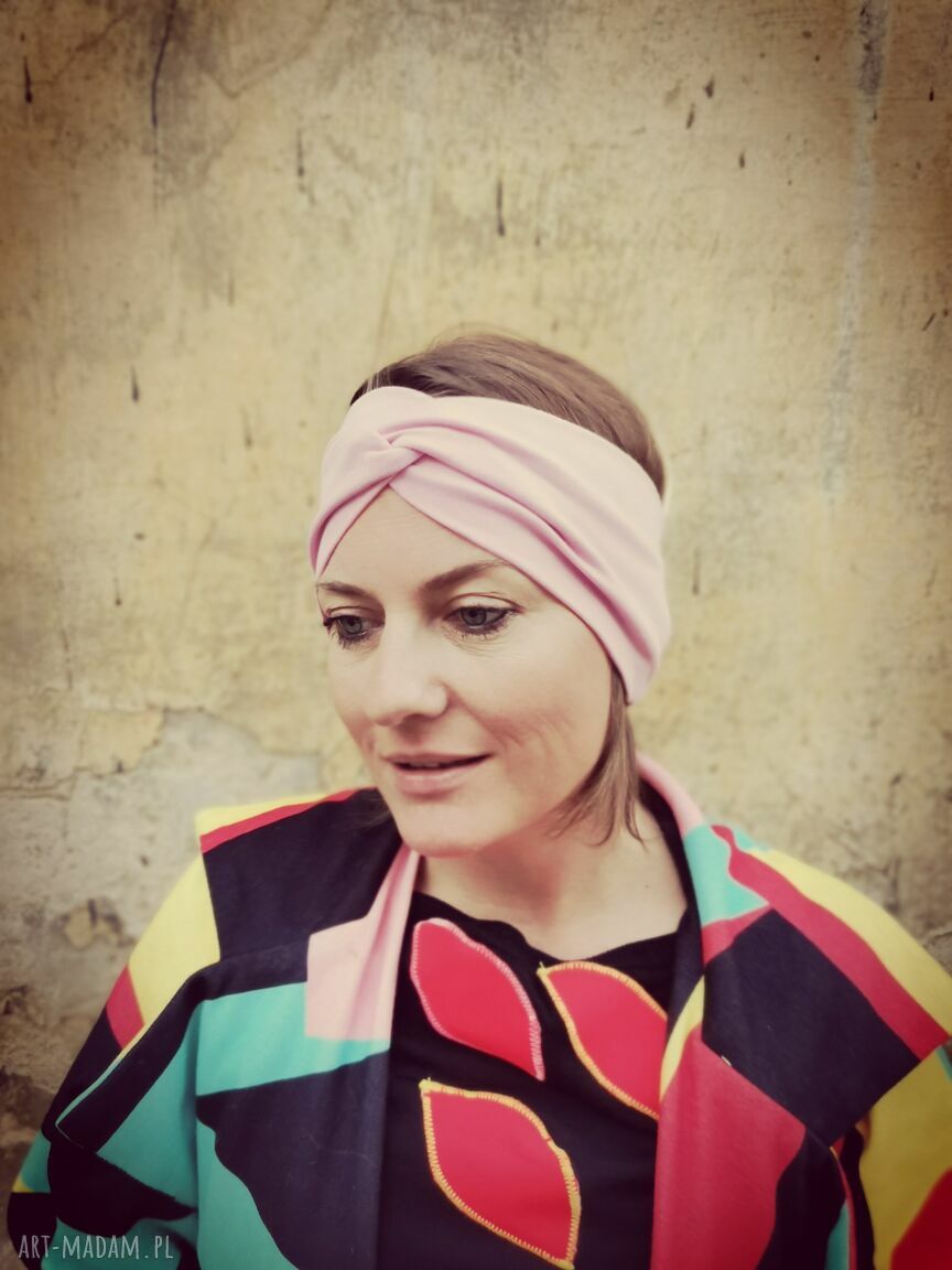 Ręcznie robiona opaska turbanowa pastelowy róż z dzianiny - rozmiar uniwersalny