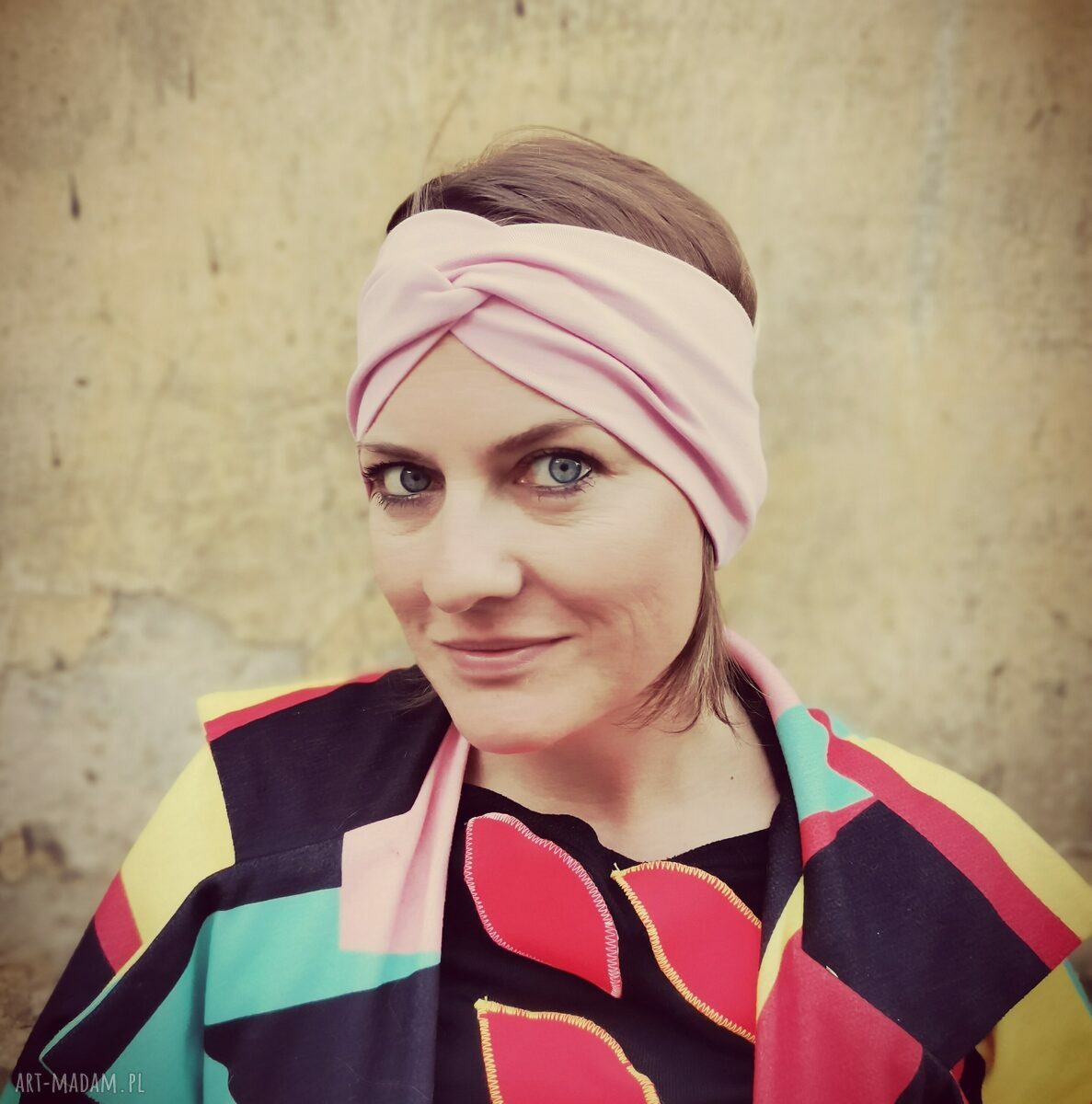 Ręcznie robiona opaska turbanowa pastelowy róż z dzianiny - rozmiar uniwersalny