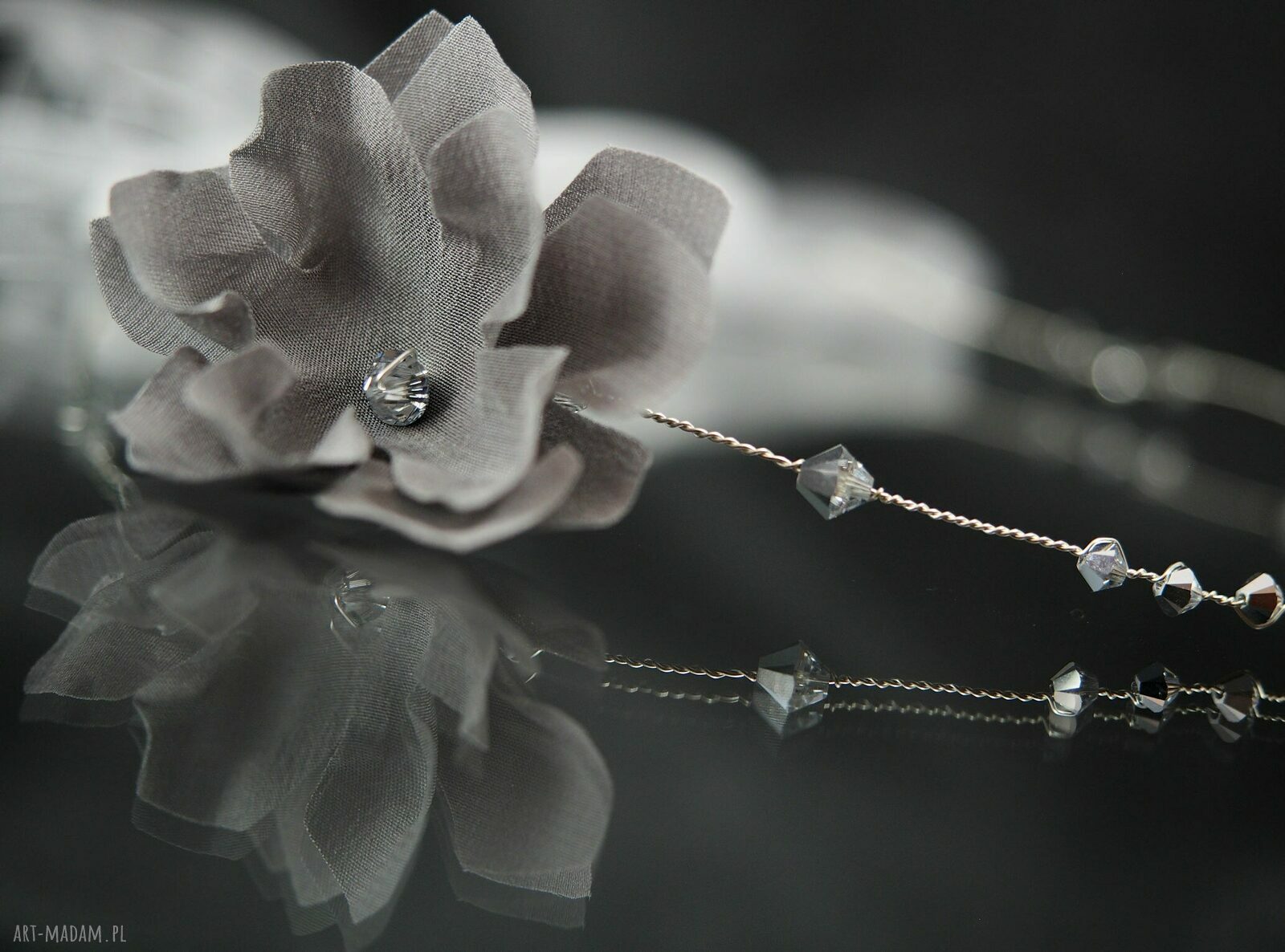 Szara opaska z jedwabnym kwiatem Swarovski