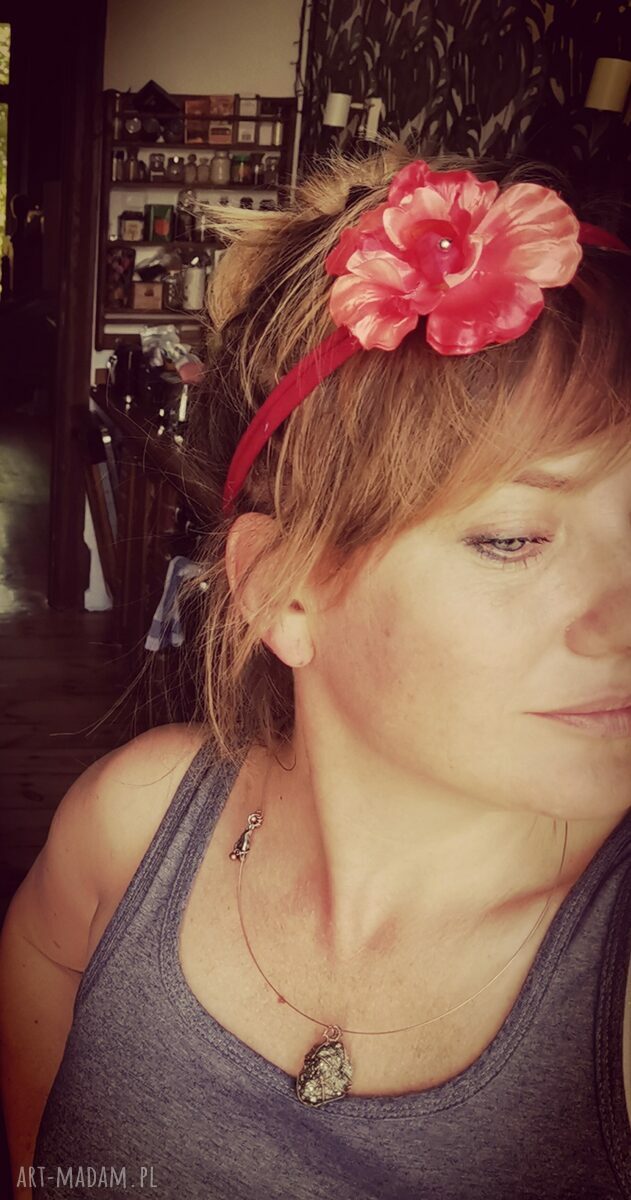Opaska z kwiatem dla dziewczynki - wiązana z tyłu głowy, boho-folk z frędzlami