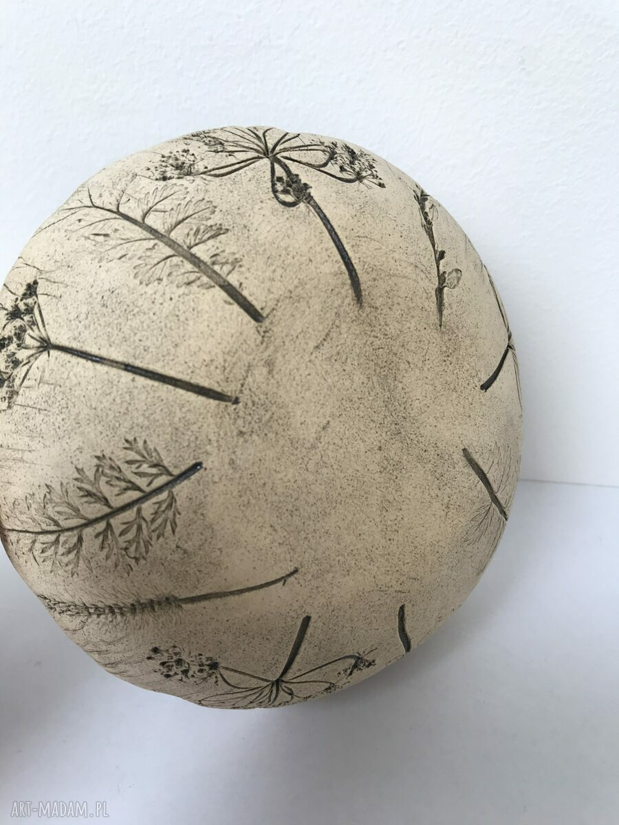 Organiczna miseczka ceramiczna z odbiciem polnych roślin