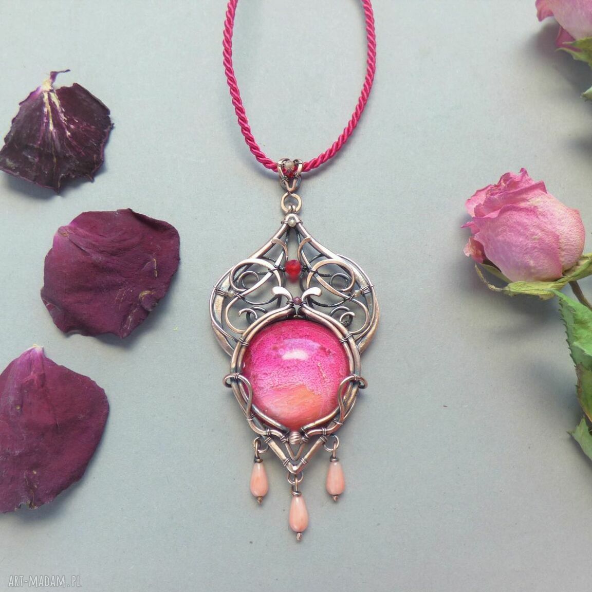 Orientalny wisior z różowym kaboszonem i łososiowym koralem - wire wrapping
