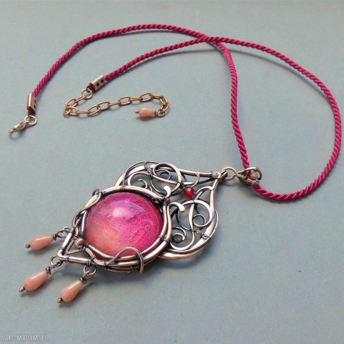 Orientalny wisior z różowym kaboszonem i łososiowym koralem - wire wrapping