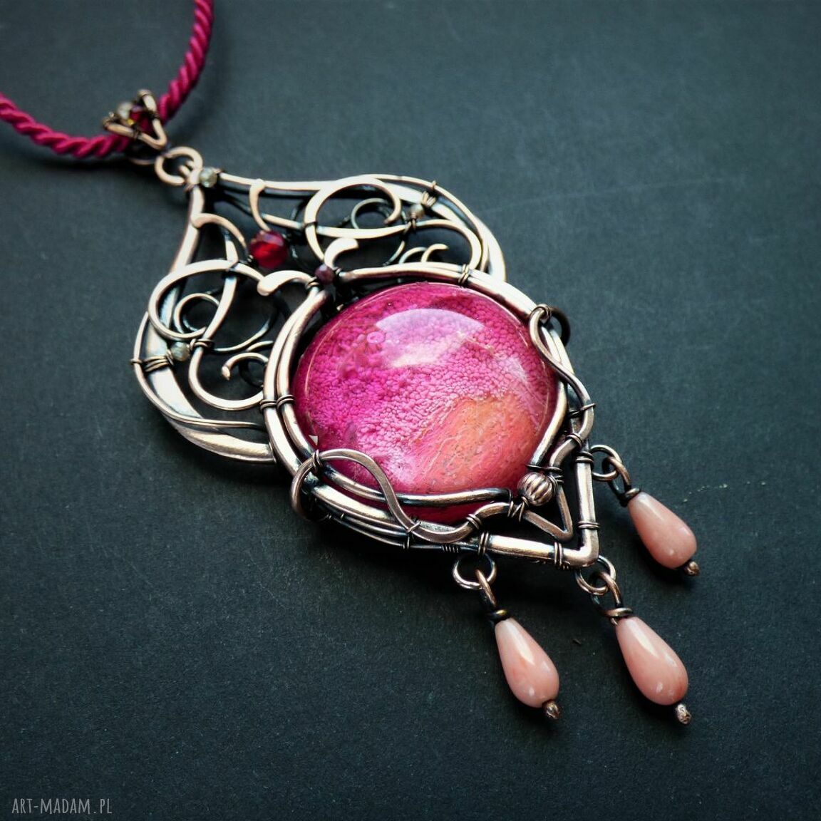 Orientalny wisior z różowym kaboszonem i łososiowym koralem - wire wrapping