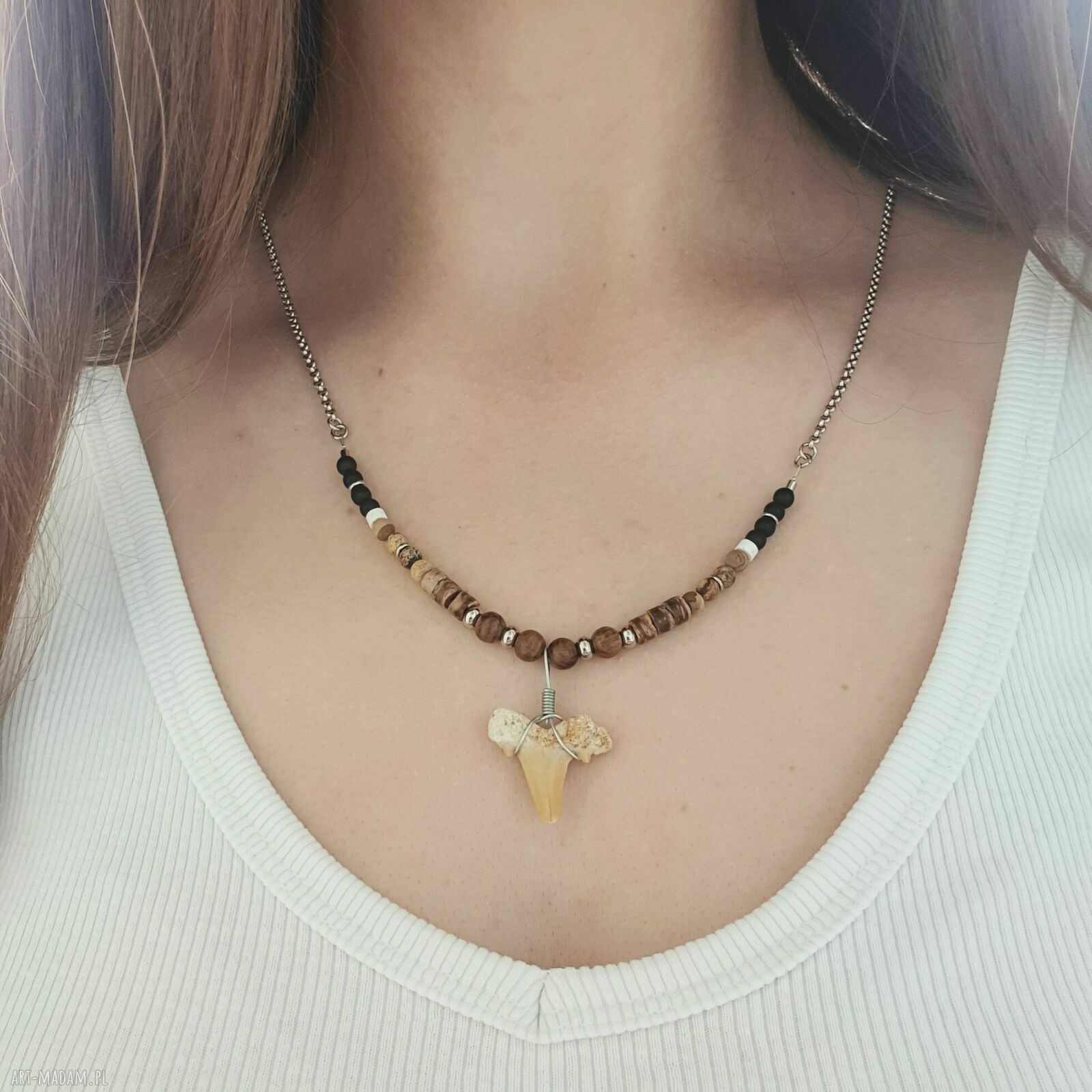 Oryginalny naszyjnik boho z kłem rekina - Omnis Lapis
