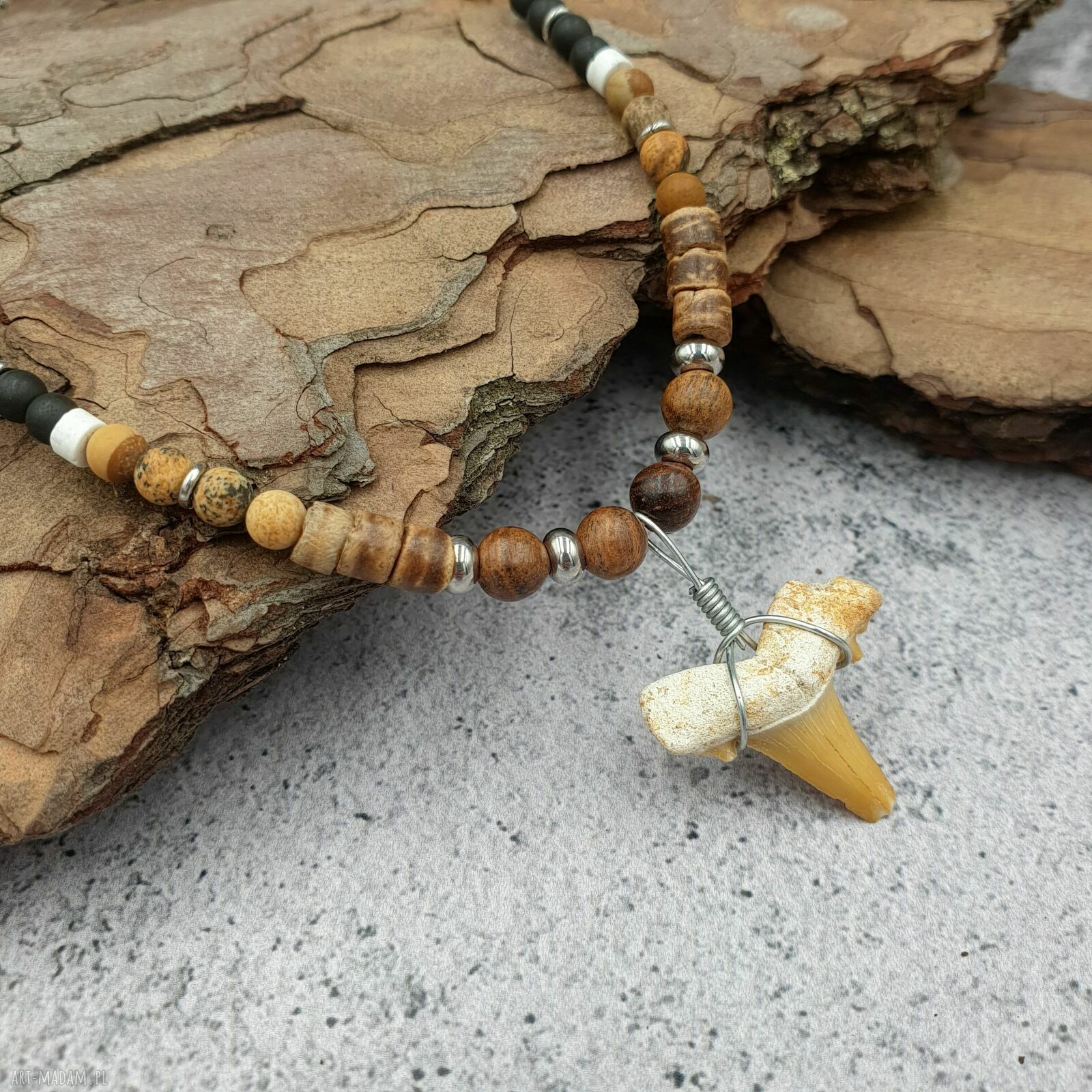 Oryginalny naszyjnik boho z kłem rekina - Omnis Lapis