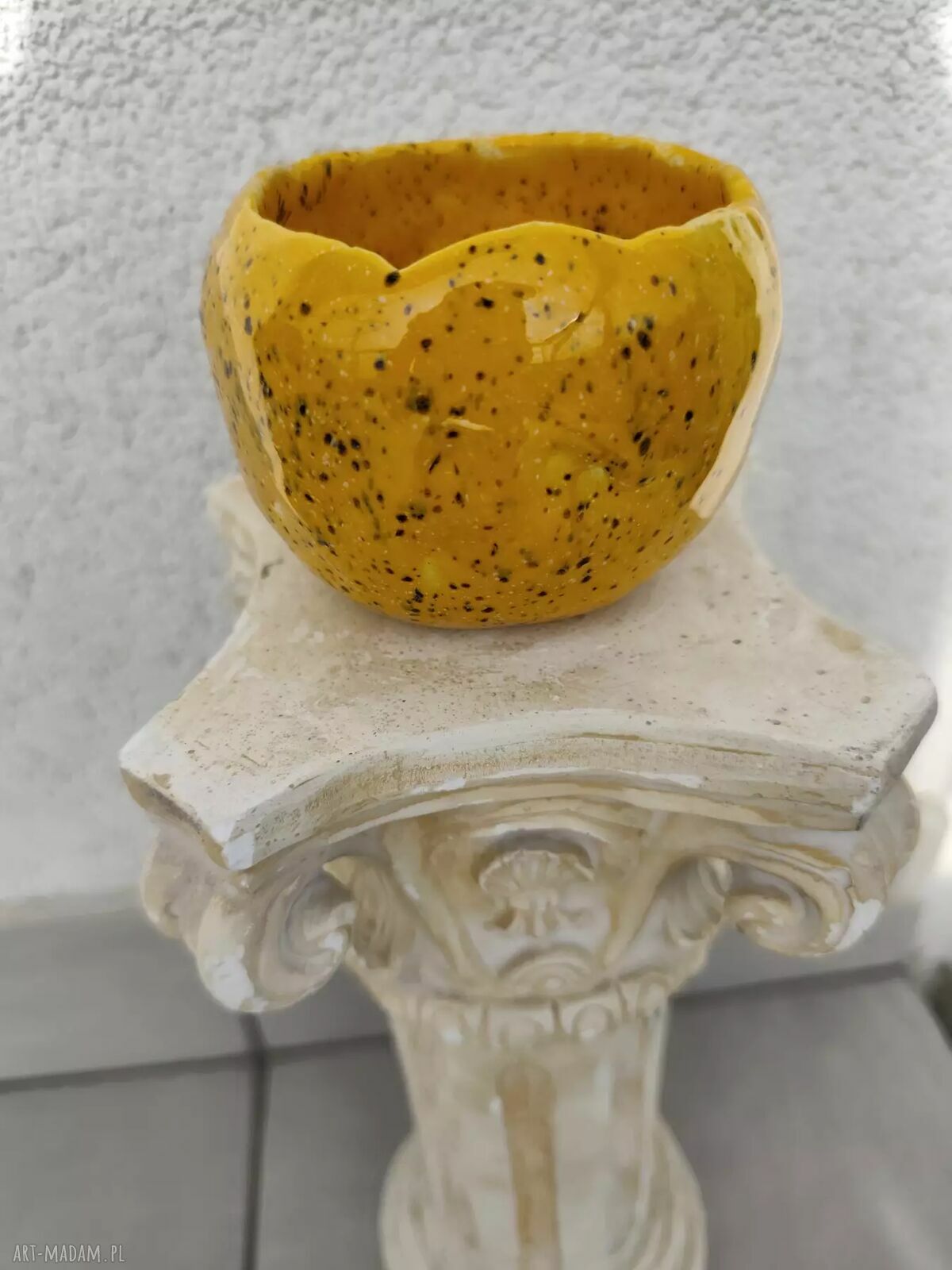 Żółta ceramiczna osłonka na doniczkę handmade