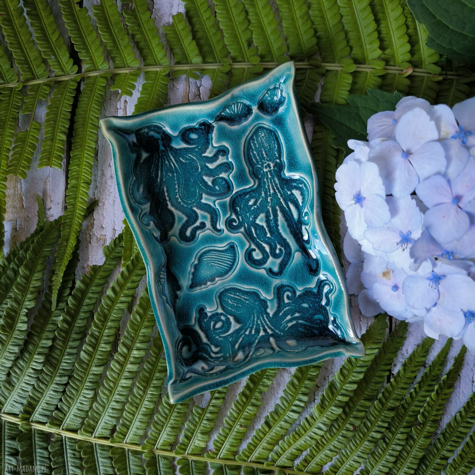 Ośmiornica - turkusowa ceramiczna podstawka na biżuterię z muszlami handmade