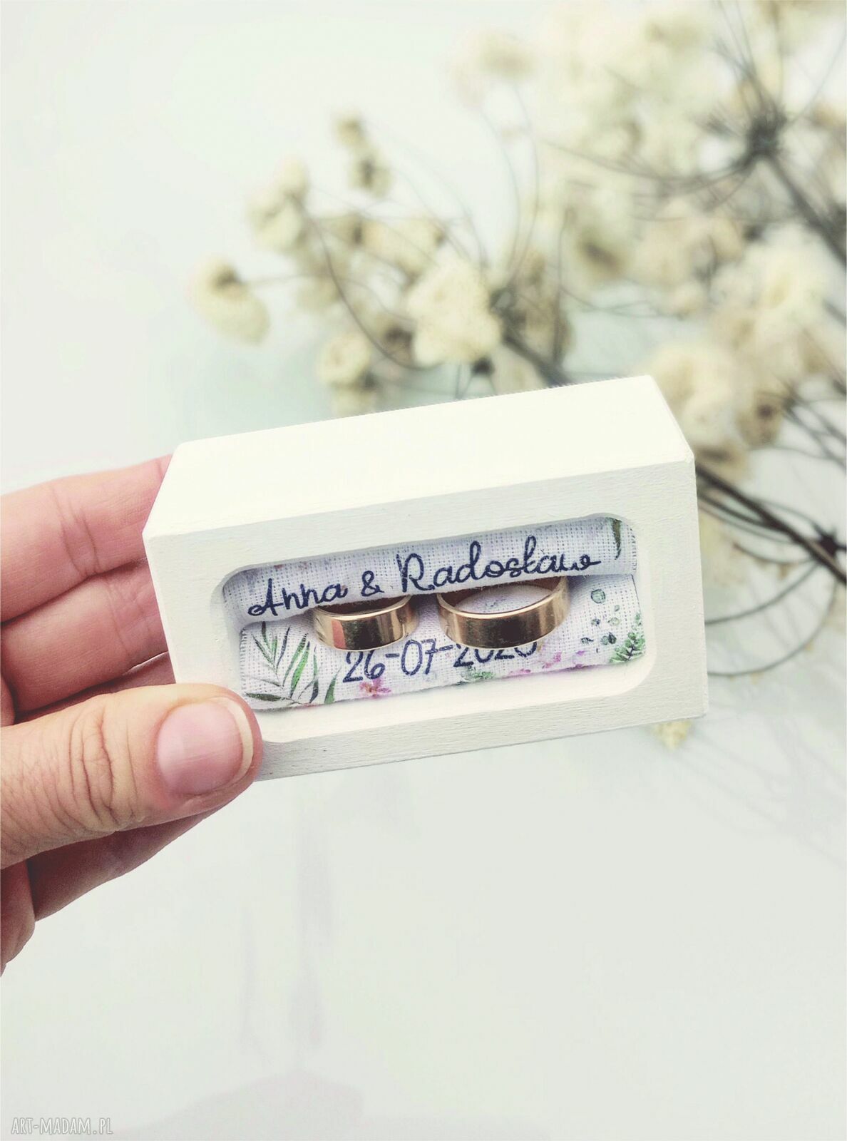 Personalizowane białe pudełko na obrączki ślubne 9x5 cm z imionami i datą