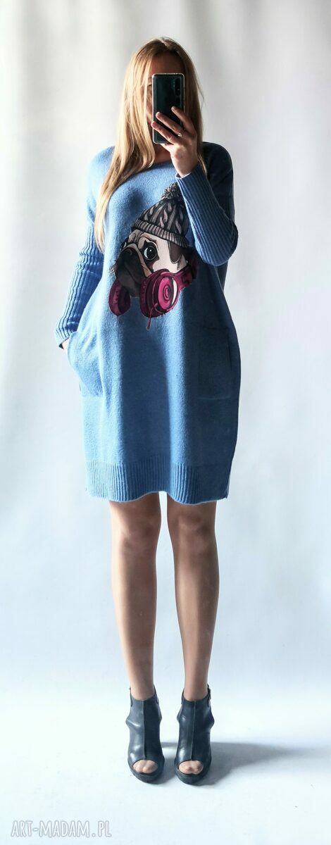 Sukienka oversize z aplikacją i kieszeniami - jasny jeans