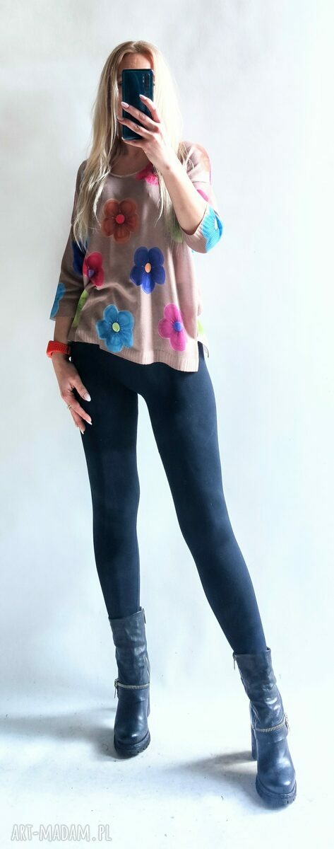 Sweter oversize w kwiaty - pullover z dekoltem w serek