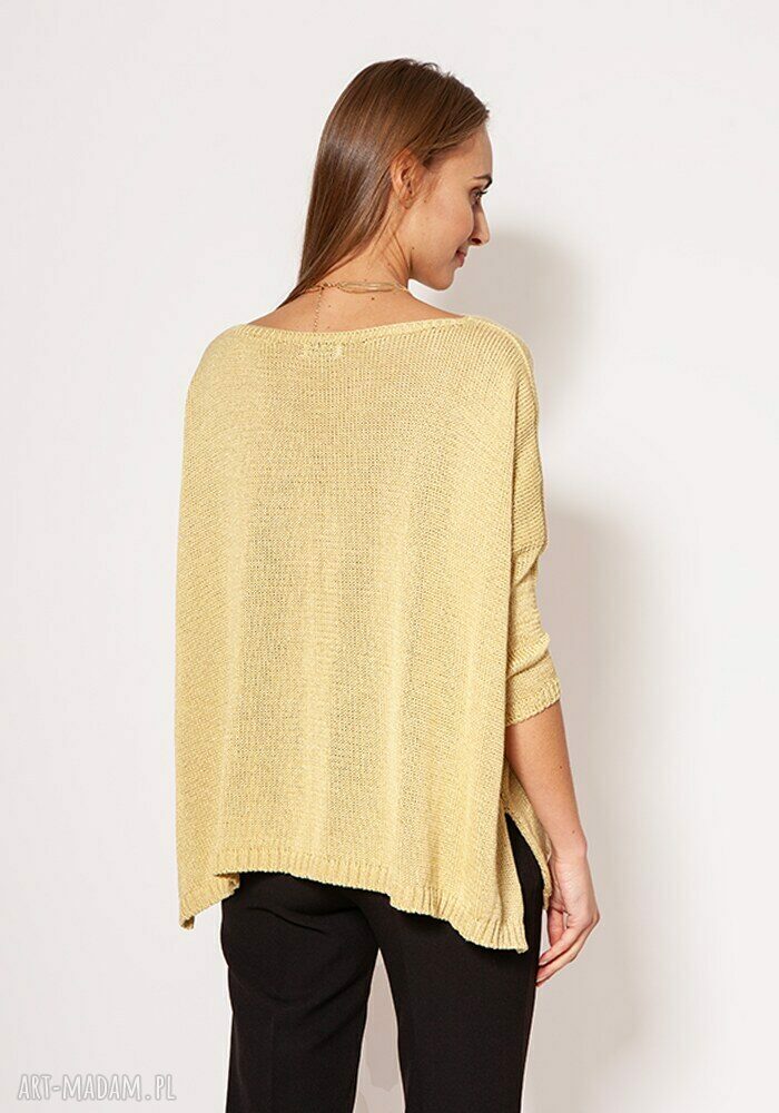 Złoty sweter oversize SWE040 MKM - elegancki blask i wygoda