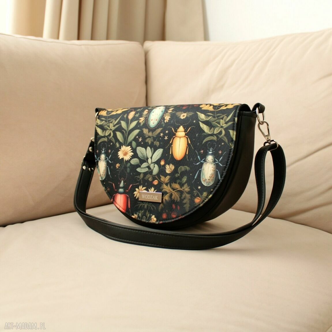 na ramię: Torebka damska Erin czarna z klapką w żuki hand made