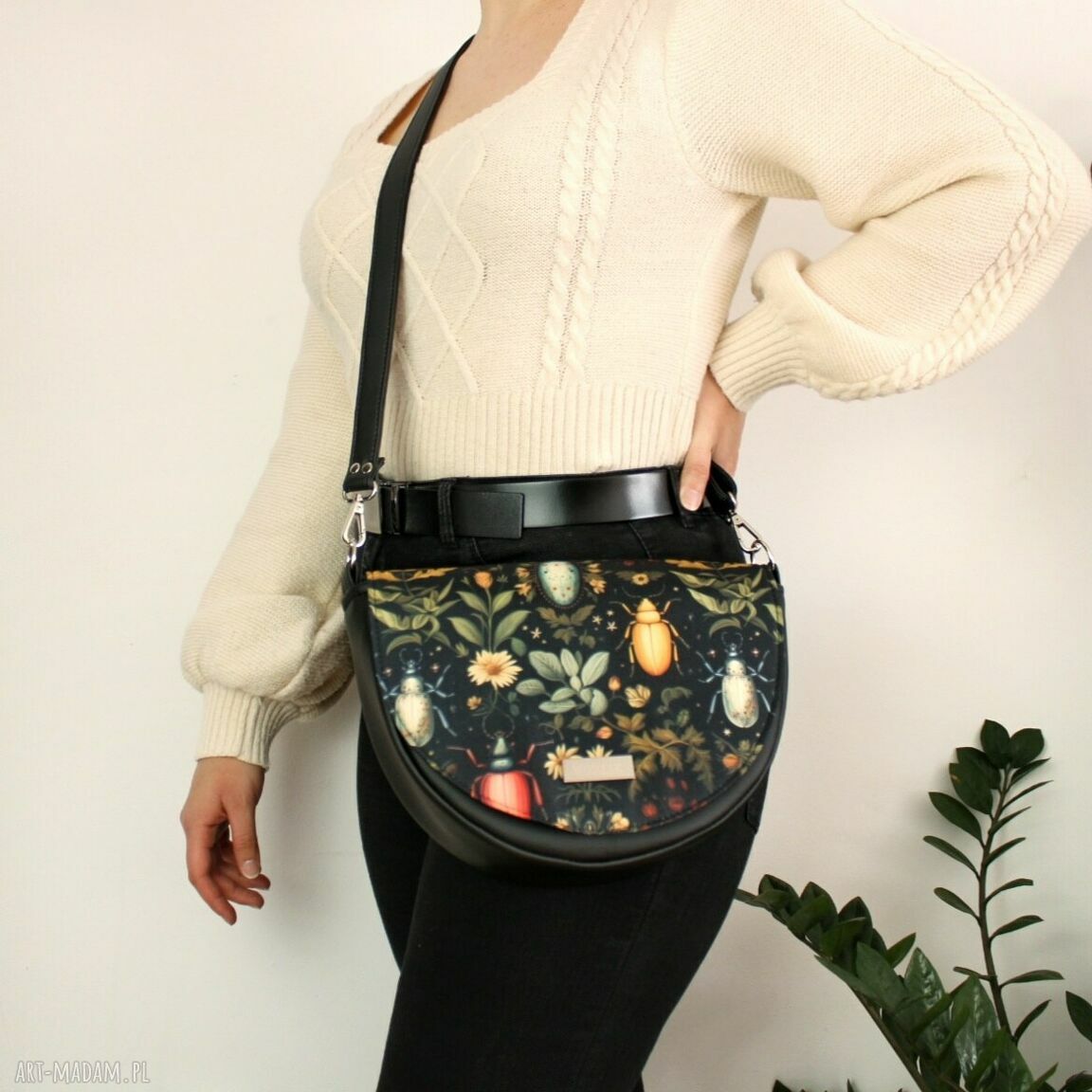 na ramię: Torebka damska Erin czarna z klapką w żuki hand made
