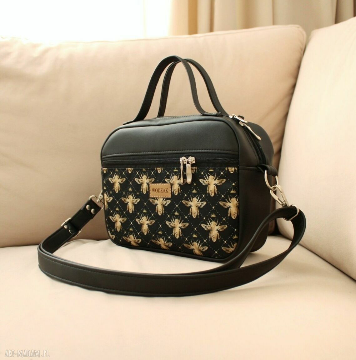 Torebka damska listonoszka czarnej ekoskóry złote pszczoły box