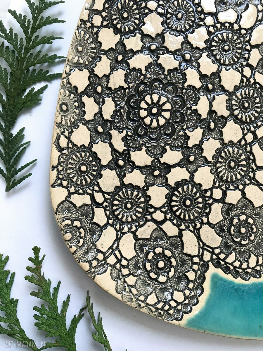 Folkowy owalny talerz ceramiczny z motywem koronki