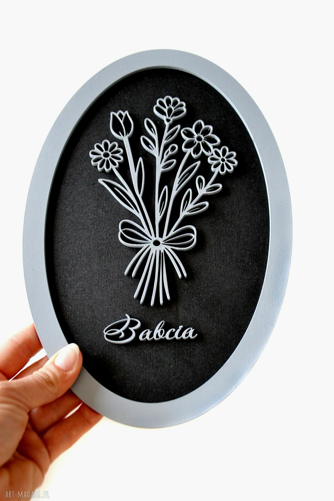 Owalna dekoracja ścienna z kwiatami i napisem "Babcia" - personalizowany prezent handmade
