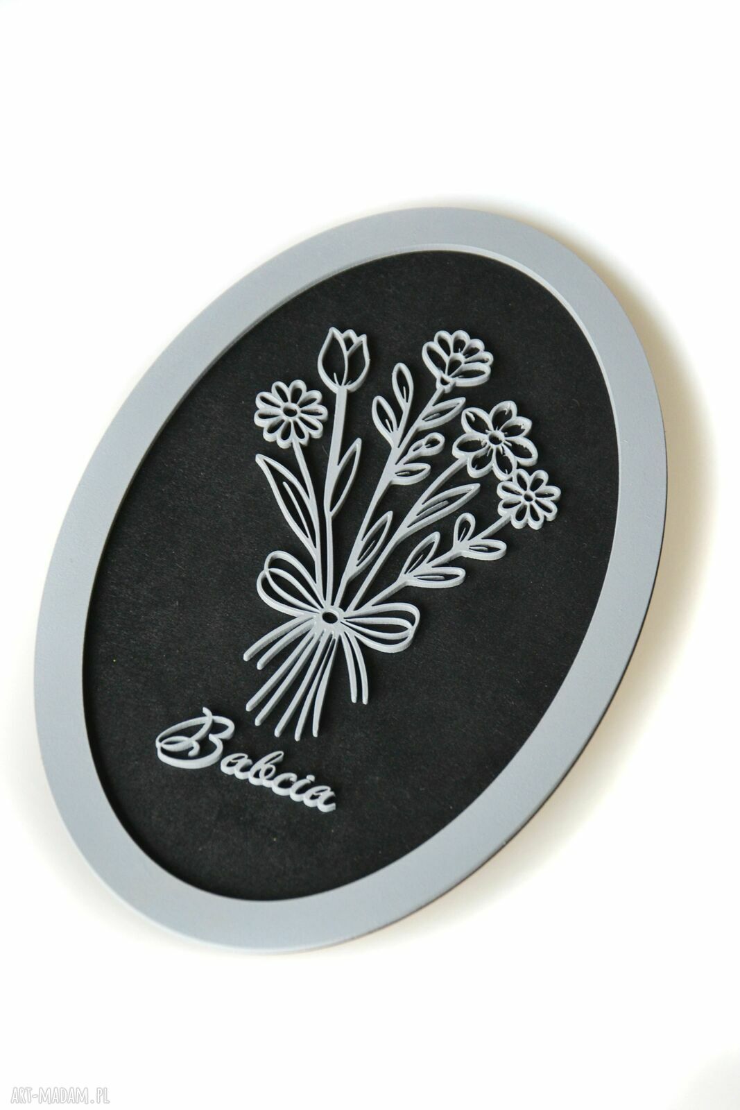Owalna dekoracja ścienna z kwiatami i napisem "Babcia" - personalizowany prezent handmade