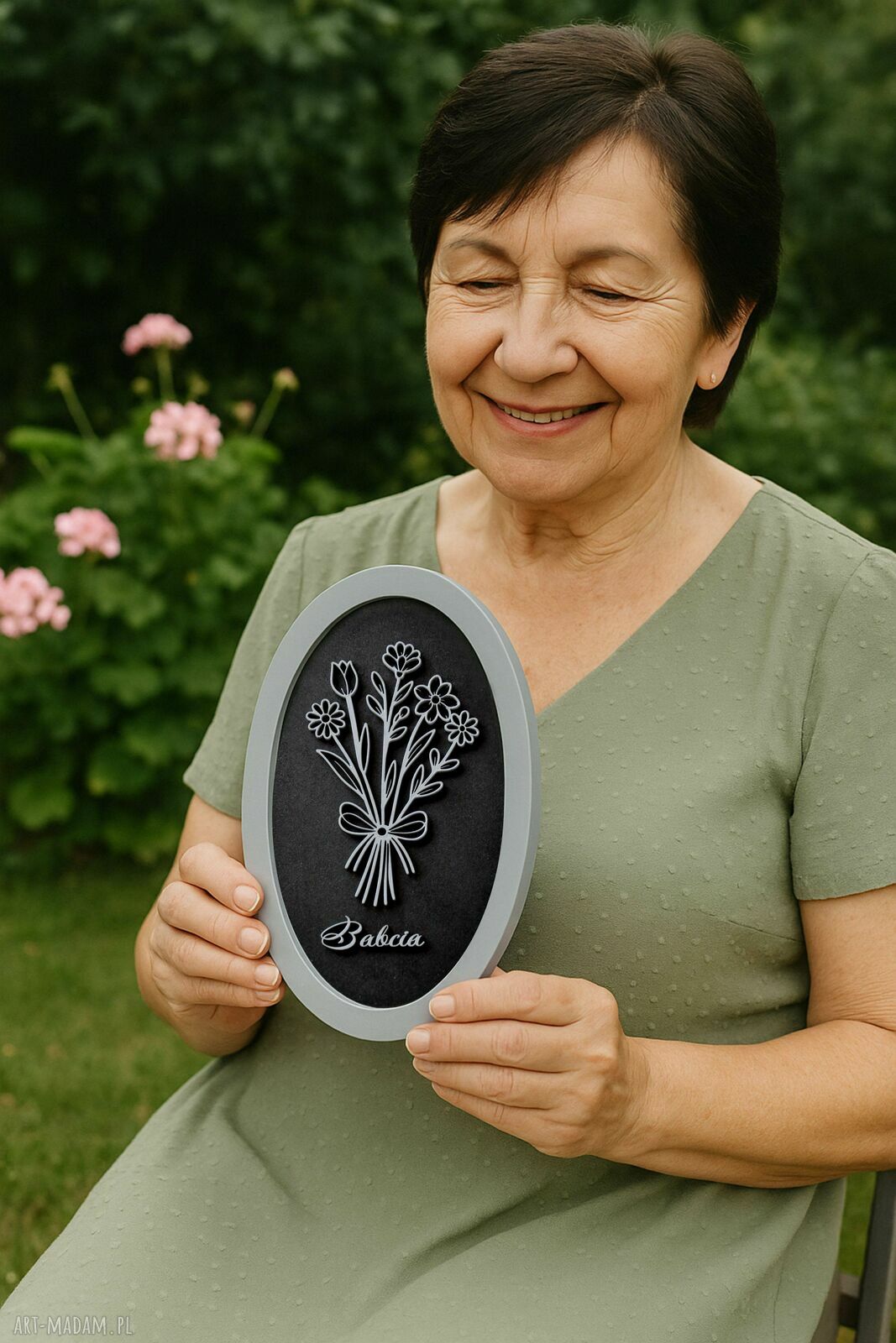 Owalna dekoracja ścienna z kwiatami i napisem "Babcia" - personalizowany prezent handmade