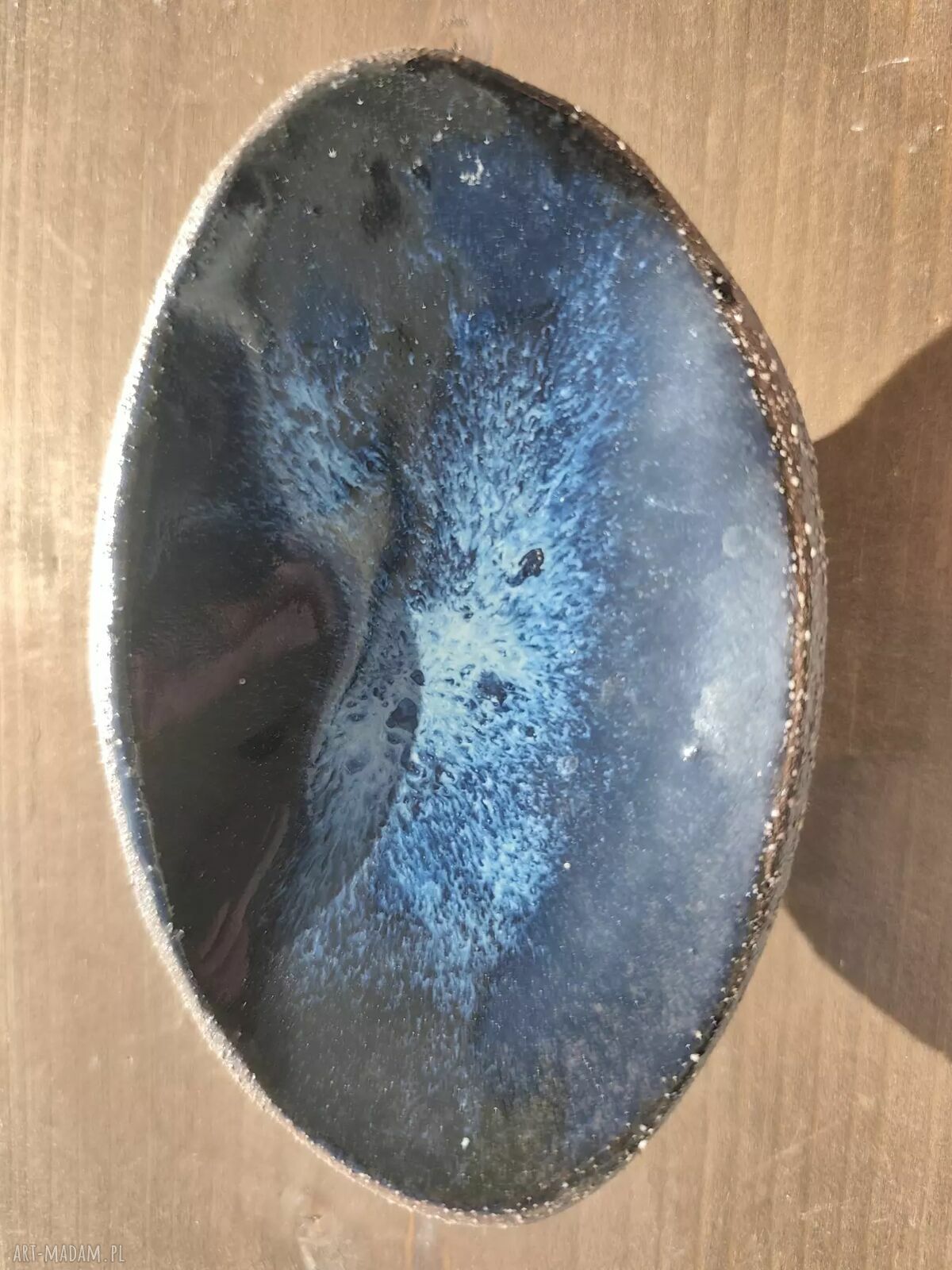 Mały owalny pojemnik ceramiczny na nóżkach
