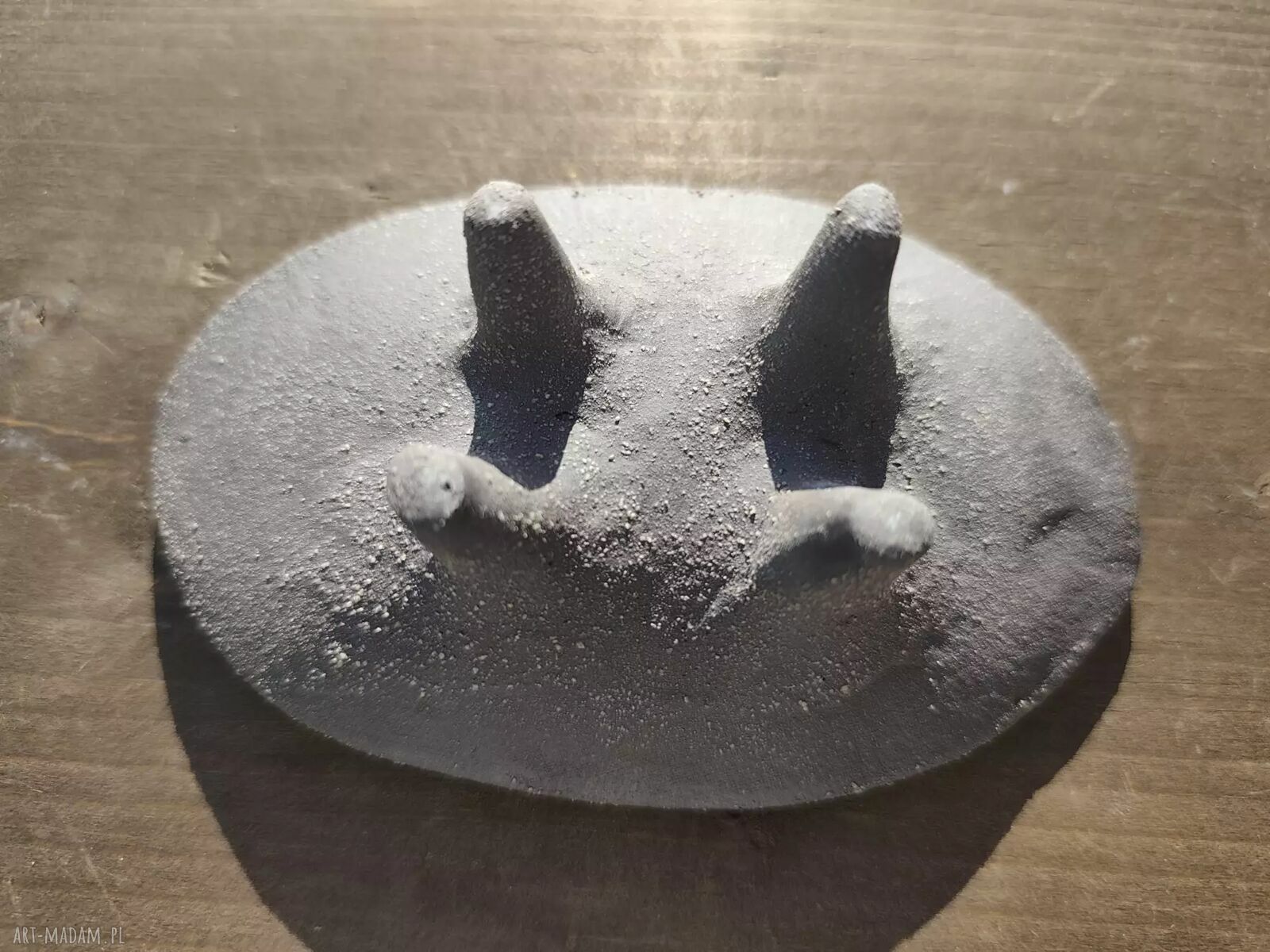 Mały owalny pojemnik ceramiczny na nóżkach