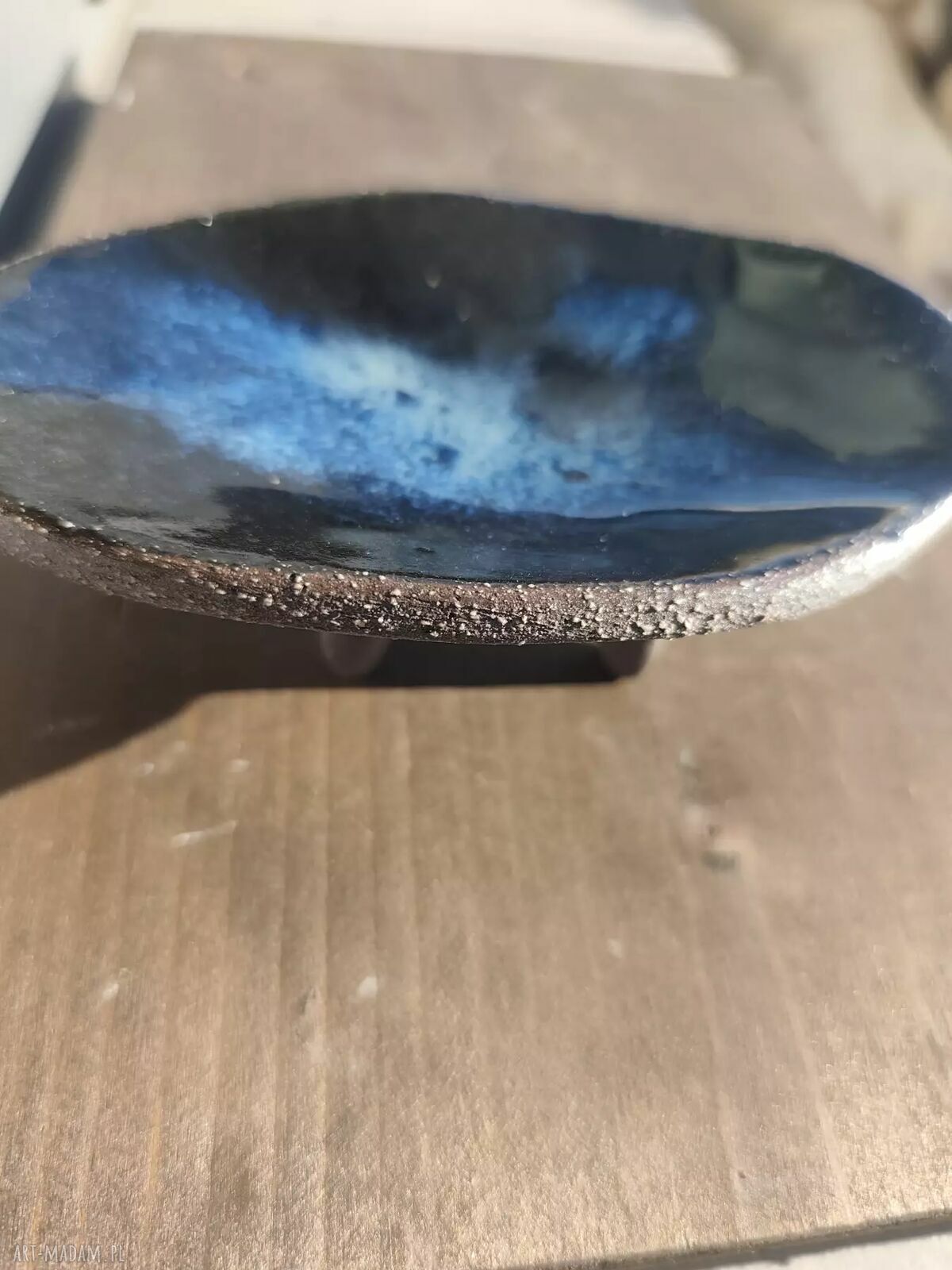 Mały owalny pojemnik ceramiczny na nóżkach