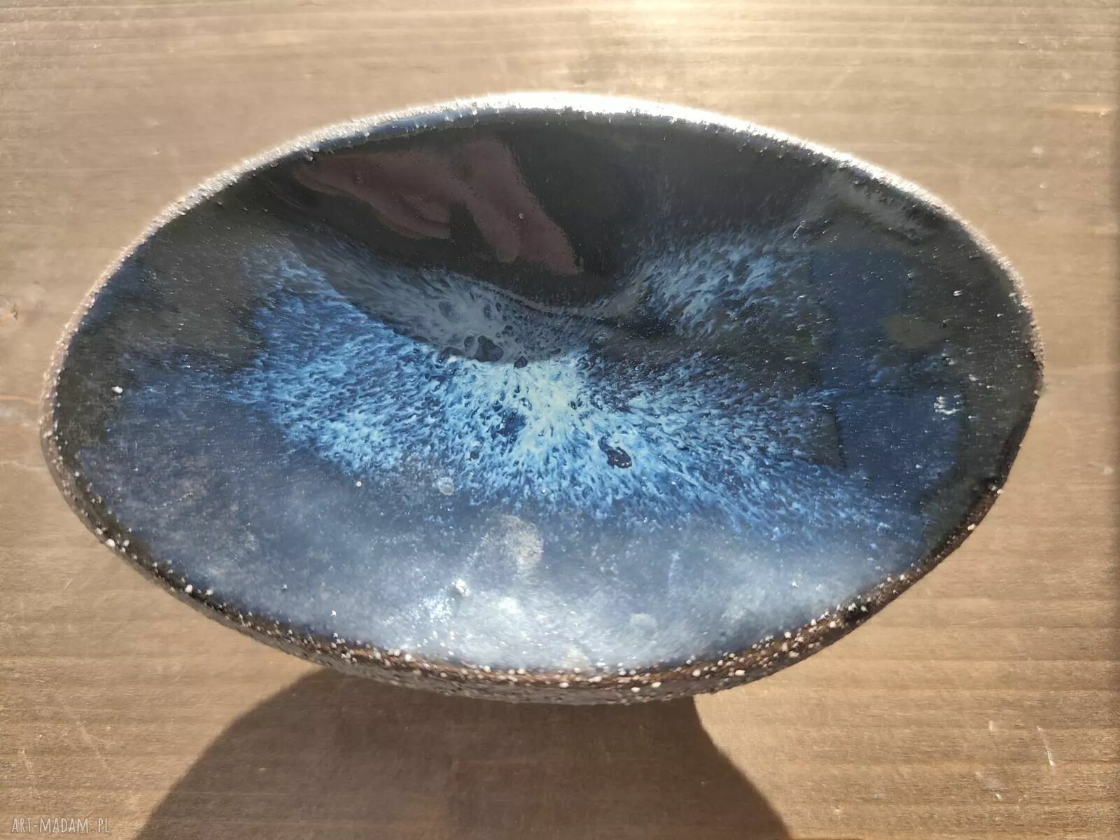 Mały owalny pojemnik ceramiczny na nóżkach