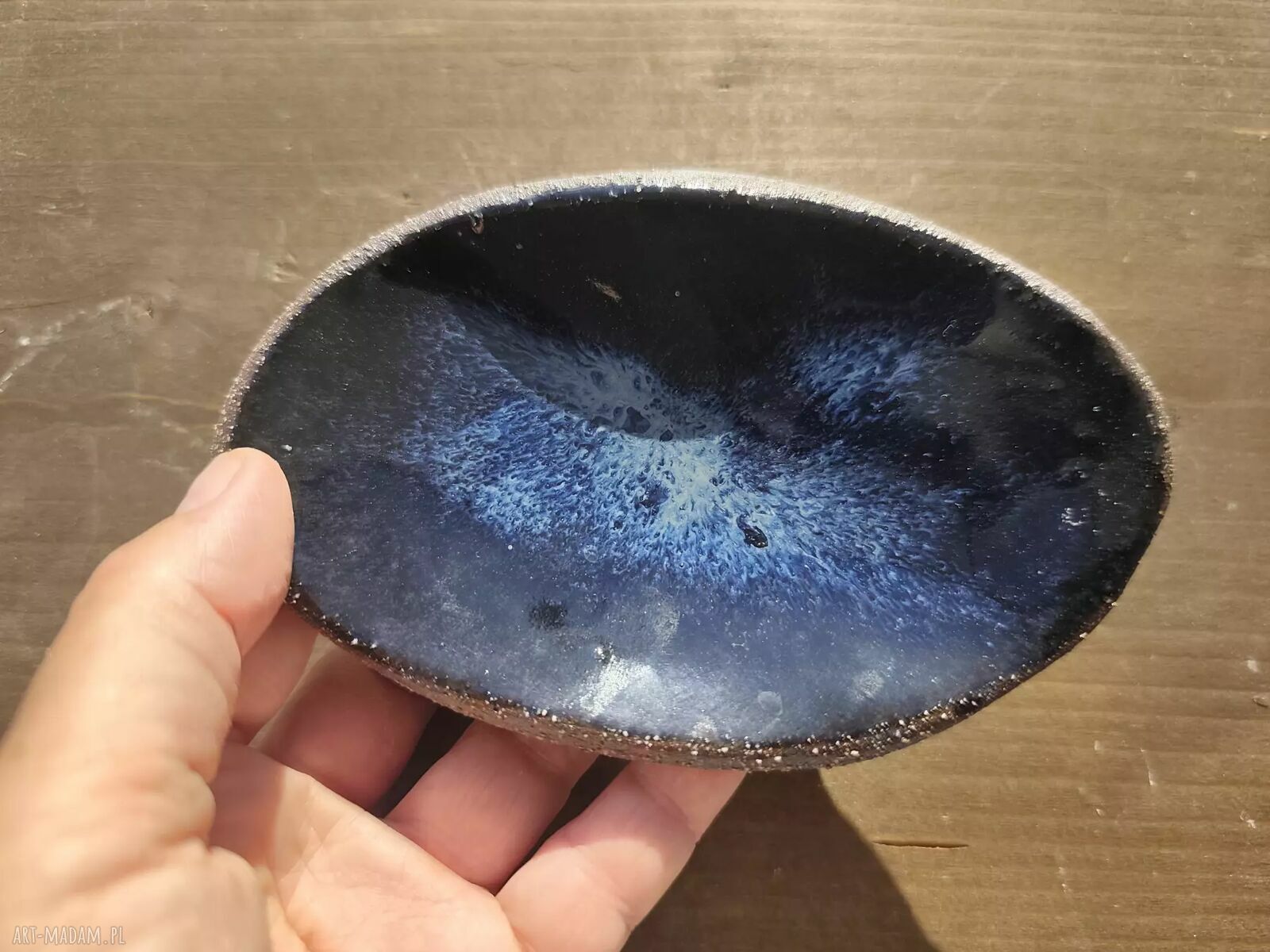 Mały owalny pojemnik ceramiczny na nóżkach