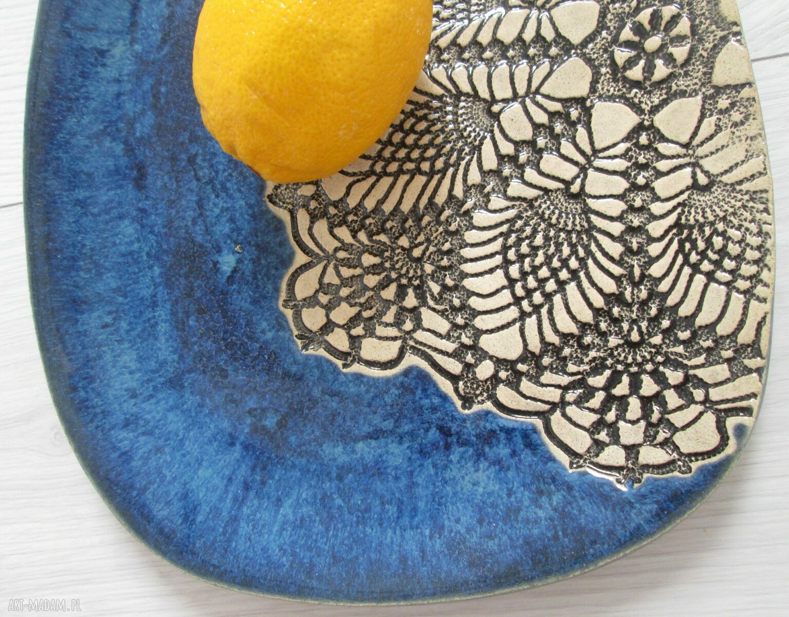 Owalny granatowy talerz ceramiczny z koronkowym wzorem