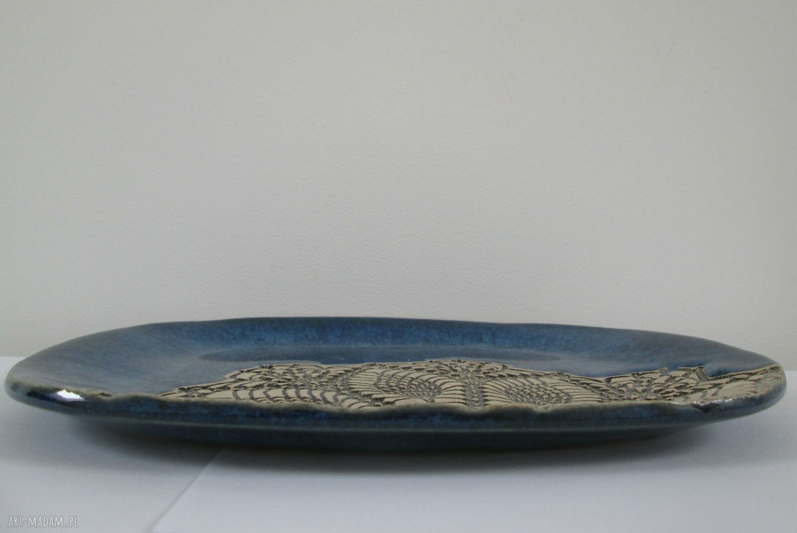 Owalny granatowy talerz ceramiczny z koronkowym wzorem