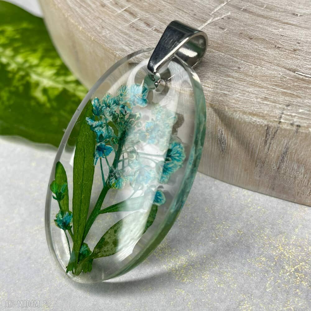 Owalny wisiorek ze smagliczką - botaniczna biżuteria w żywicy