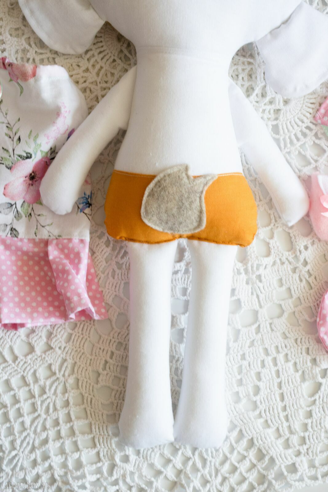 Owieczka Patrycja 41 cm - zestaw ubranek dla dziewczynki (wielkanocna maskotka)