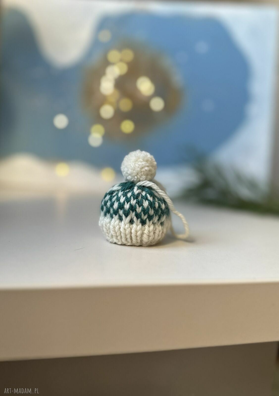 Ozdoba choinkowa - mini czapeczka biało-ciemnozielona