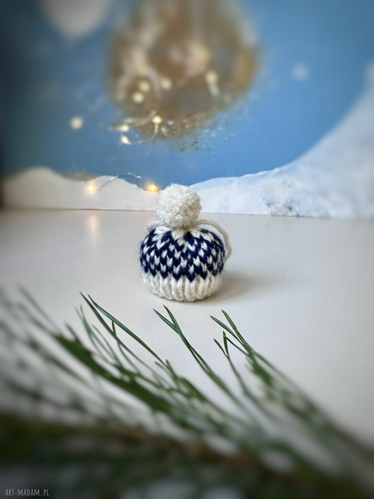 Mini-czapeczka na choinkę - ozdoba z wełny owczej w biało-granatowym stylu