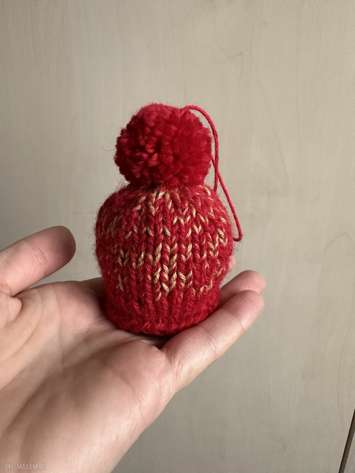 Ozdoba na choinkę mini-czapeczka czerwono-złota - ręcznie dziergana