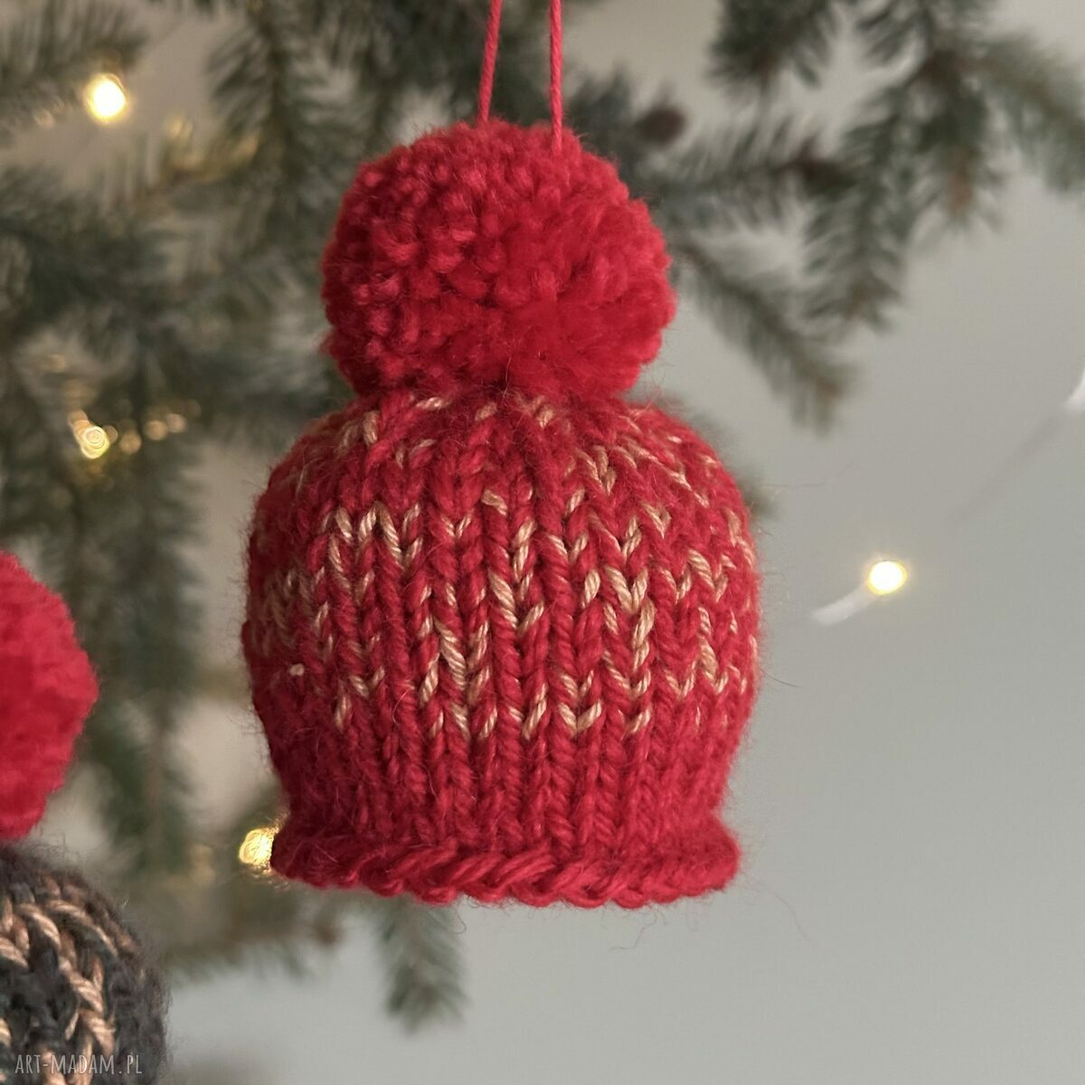 Ozdoba na choinkę mini-czapeczka czerwono-złota - ręcznie dziergana