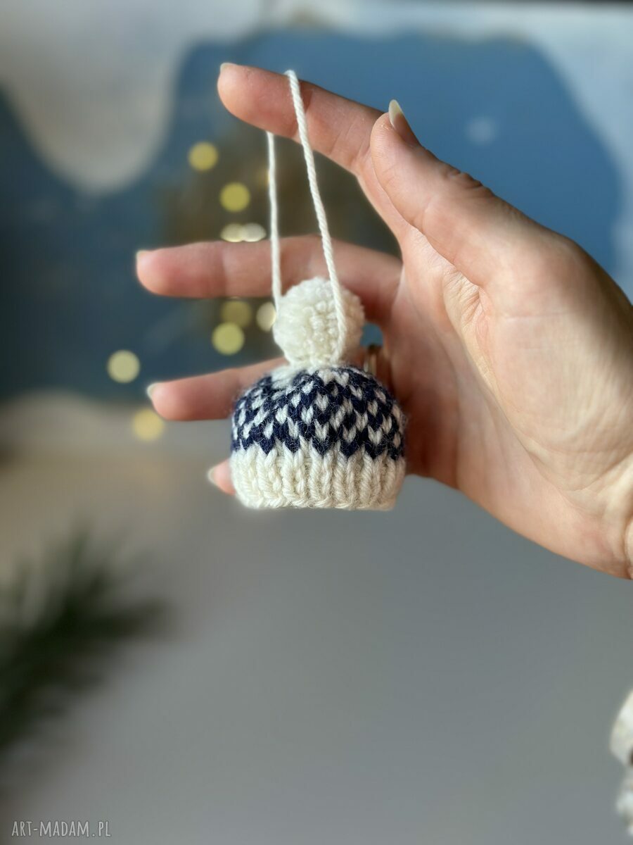 Mini-czapeczka na choinkę - ozdoba z wełny owczej w biało-granatowym stylu