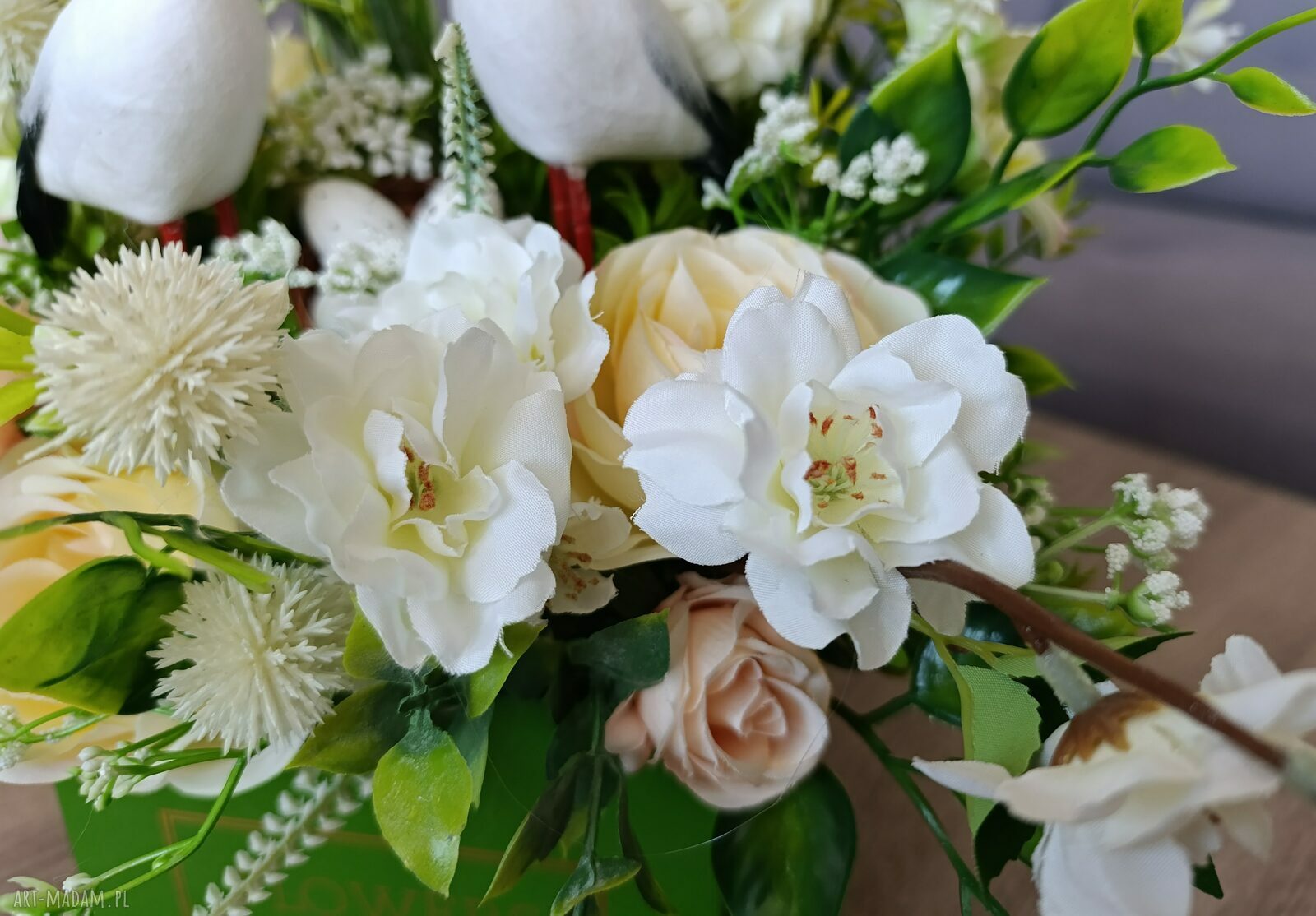 Wiosenny flowerbox z bocianami - kompozycja kwiatowa w pudełku