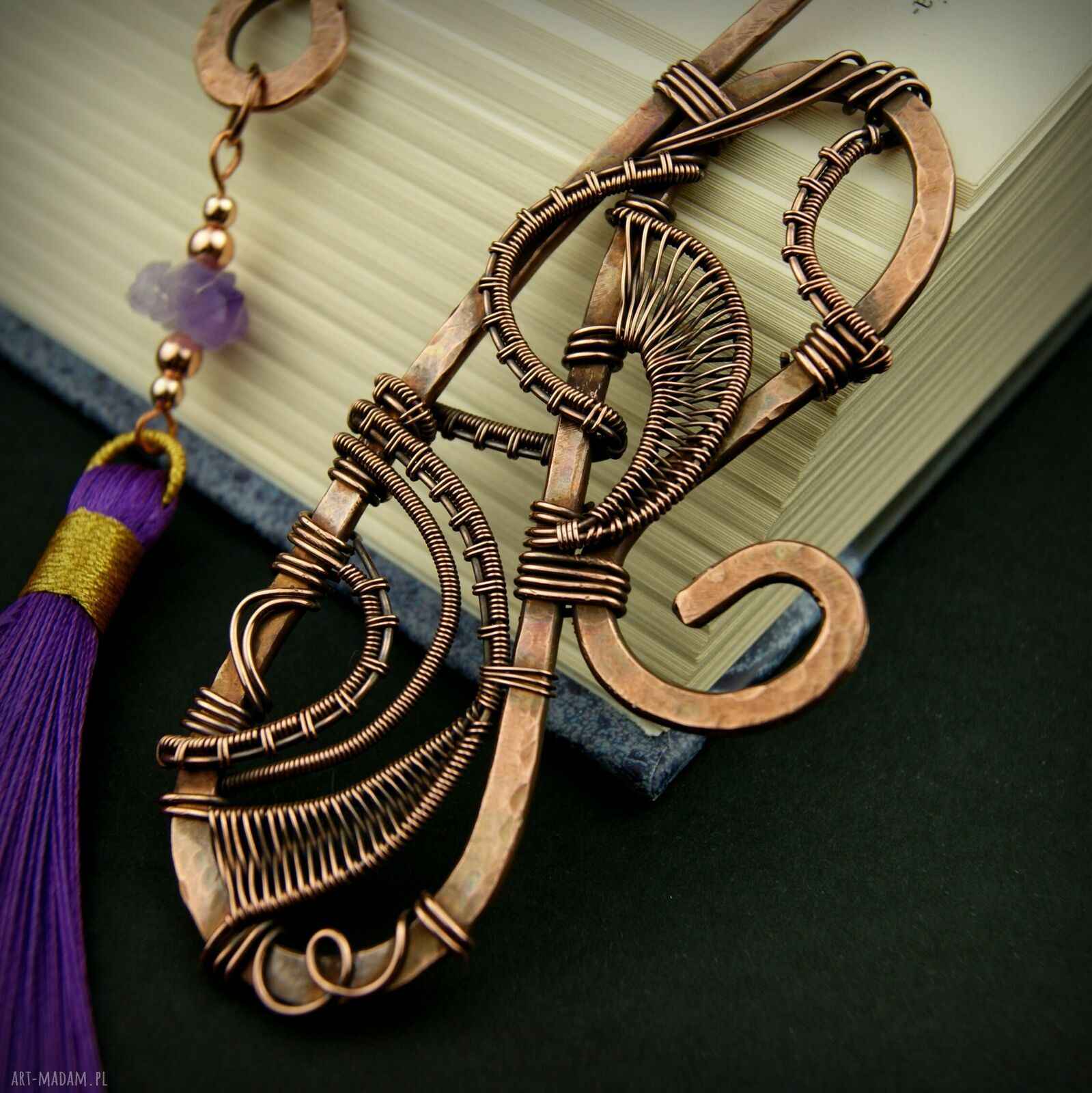 Ręczna zakładka do książki z ametystem i fioletowym chwostem (wire wrapping)