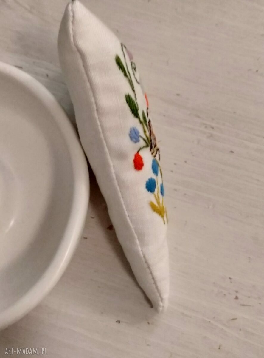 Lniane serduszko - ręcznie haftowana zawieszka ozdobna w stylu art folk