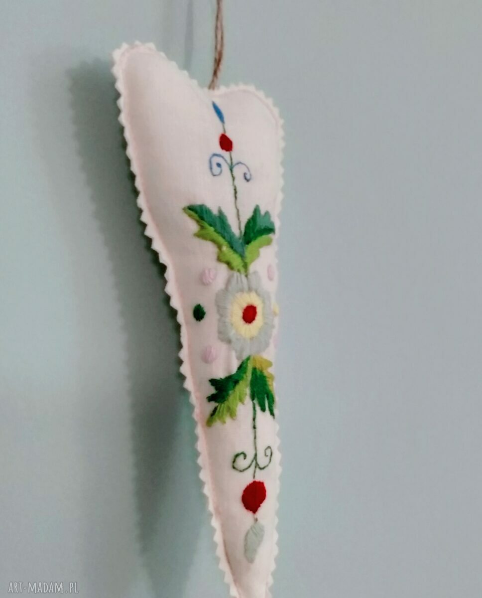Płócienne serce z haftem ręcznym - zawieszka folkowa Lhotse Design